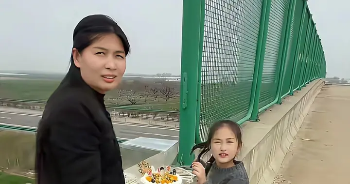 女孩和妈妈在高速路边为货车司机爸爸庆生，好心网友助一家人团聚