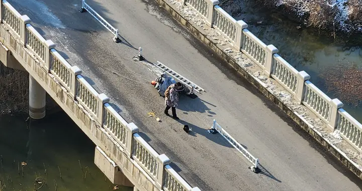 刚在南京看到！楼下电瓶车滑倒瞬间太揪心，路面暗冰藏隐患