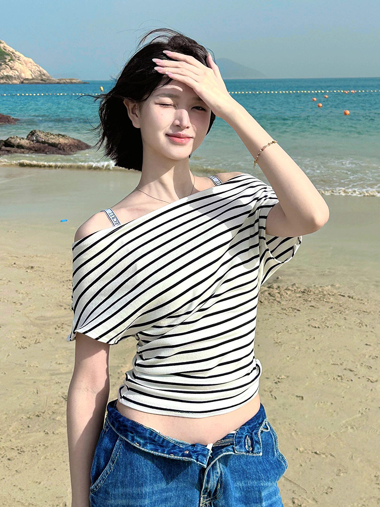 不撞款上衣独特设计感一字肩黑色短袖t恤女