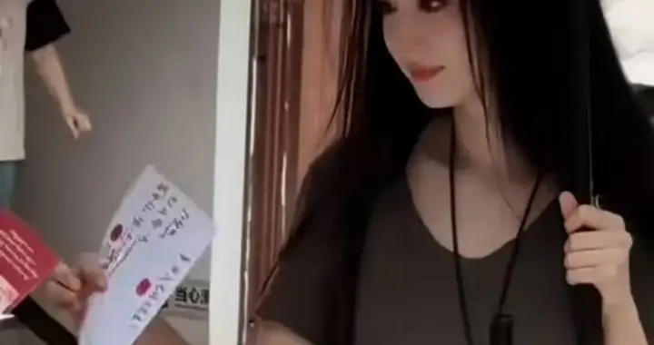 片场烟味绕散不开，王楚然挂净化器拍戏，多少打工人看懂这份隐忍