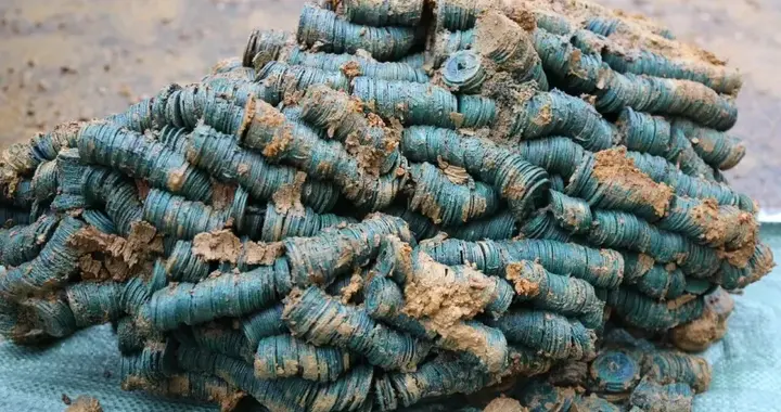 湖南一工地意外出土几吨铜钱，有工人贪心拿走被追回