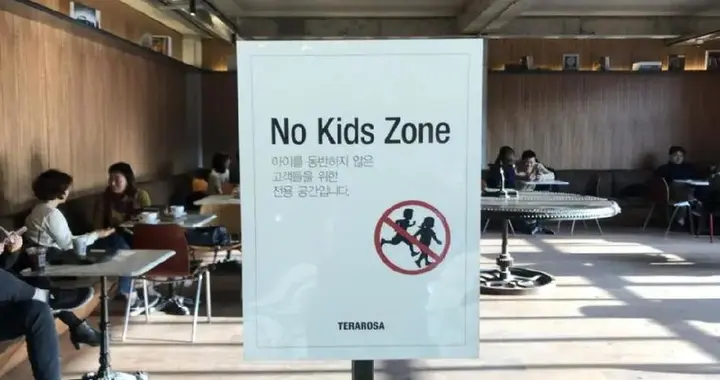 店铺禁止孩童入店，韩国人养狗也不生娃，生育率比中国广东还要低