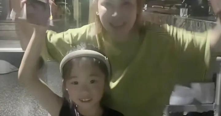 二哈和大哈赶海捉螃蟹，告诉大家她们才是一家人，瑾汐出镜很憔悴
