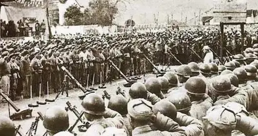 1948年他在营口借开会扣下38名军政头目，率8000官兵起义