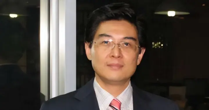 毛主席外孙孔继宁带上红领巾后，回家拉着母亲李敏：我们去看外公