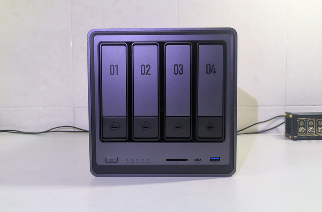 绿联私有云4盘位：DXP4800 上手指南，NAS、家庭服务器全搞定！