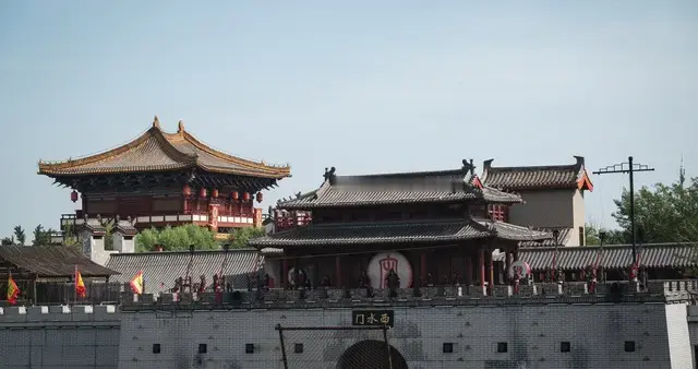 中国第一位“寒门CEO”，把“穷”字炼成了最硬的管理哲学