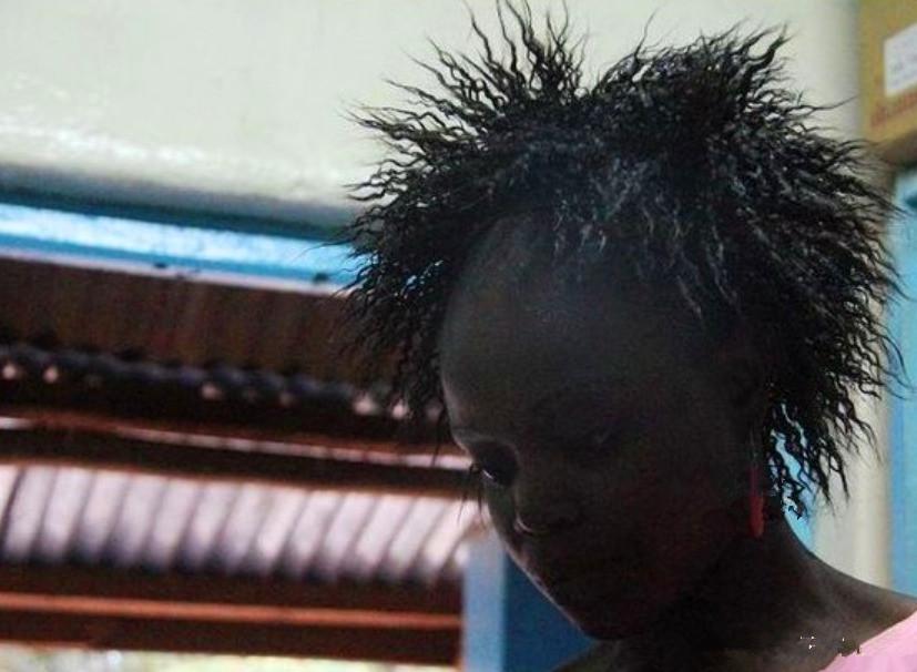 这是非洲女性留的雷电爆炸头,给人一种能够掌控雷电的感觉.