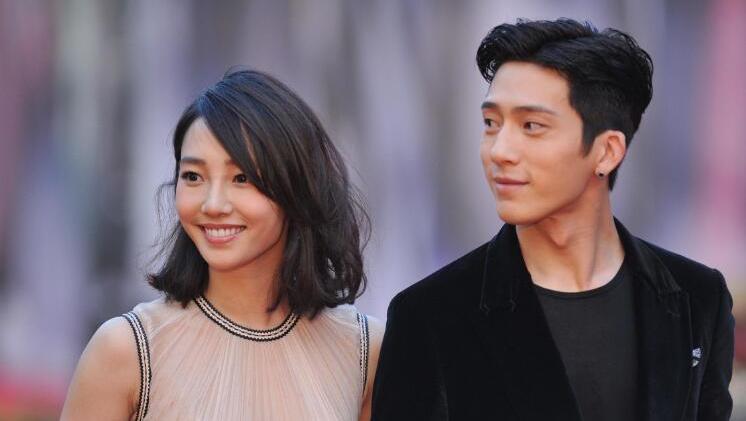 白百何与井柏然亮相红毯, 井柏然表情亮了, 网友: 看到啥了?