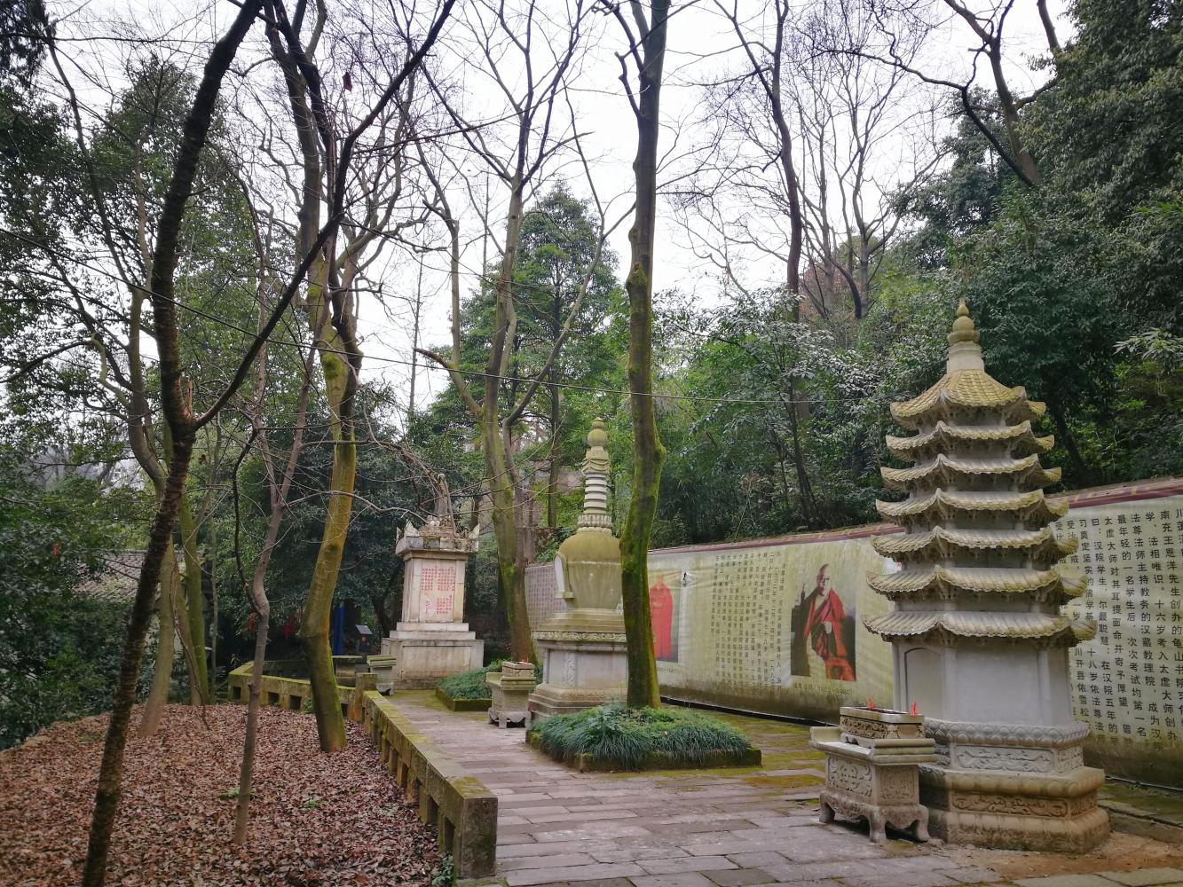跟缙云寺有关的一些大师的纪念塔,比如太虚法师.