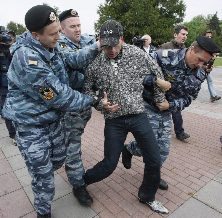 这国家现在的警察 就是以前香港警察的翻版 有谁是冲着那点工资去的 军事资讯 娱乐新闻网