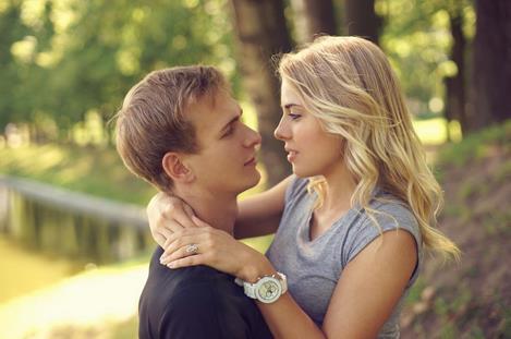 女人很在乎你, 她才会有四个表现!