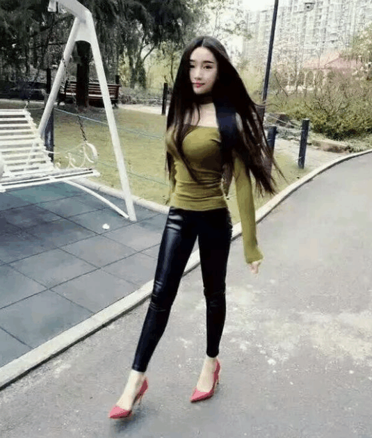 看她这样皮裤穿的走路都带风, 凸翘又好甜心, 别