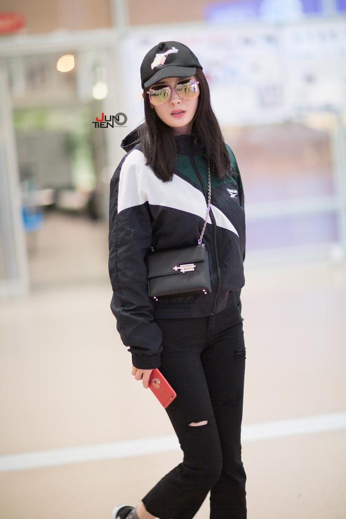 杨幂休闲运动装现机场活力十足, 怎么袜子也玩