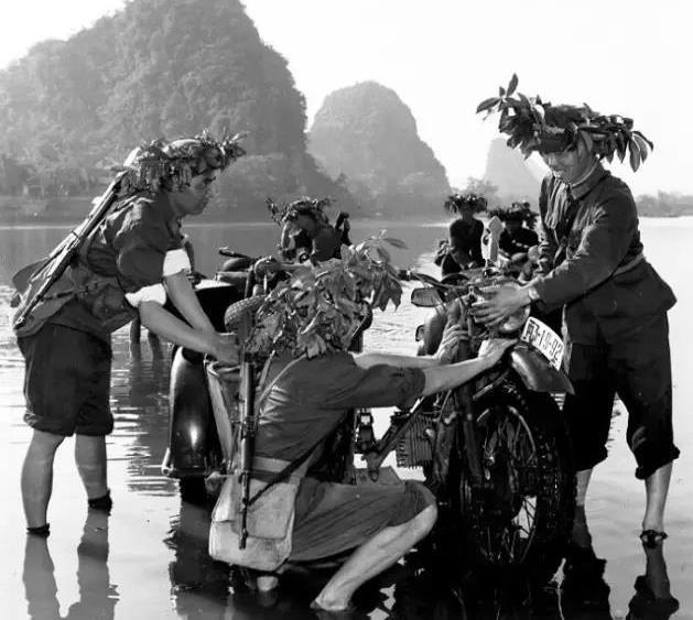 看70年代的解放军精神面貌: 虽然国家穷, 但军