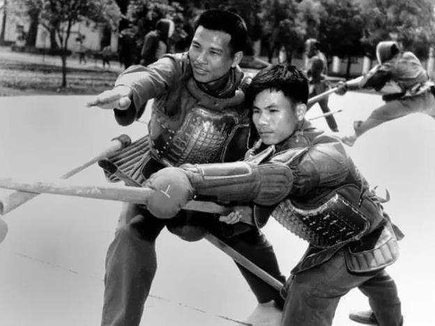 看70年代的解放军精神面貌: 虽然国家穷, 但军