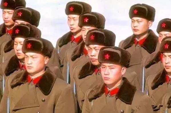 看70年代的解放军精神面貌: 虽然国家穷, 但军