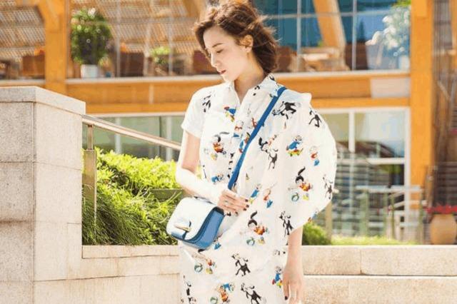 单凭一条碎花裙 , 时尚扛把子宋佳风趣又时髦, 看一眼就忘不了!
