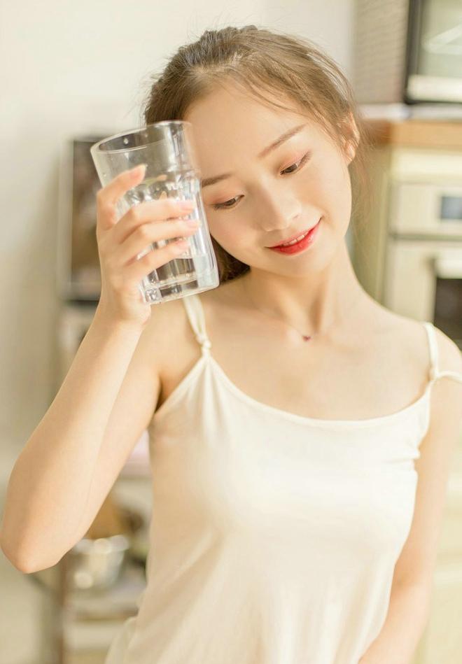 你当我是个风筝, 要不把我放了, 要不然收好带回家, 别用一条看不见的情思拴着我, 让我心伤