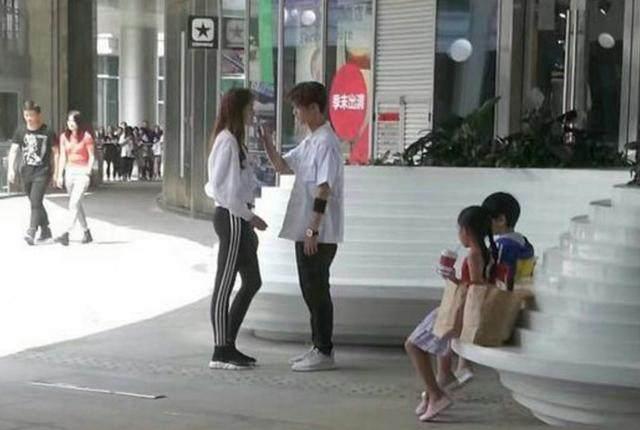 鹿晗关晓彤现身日本被拍,两人甜蜜互动拍照,还在微博隐秘秀恩爱图片