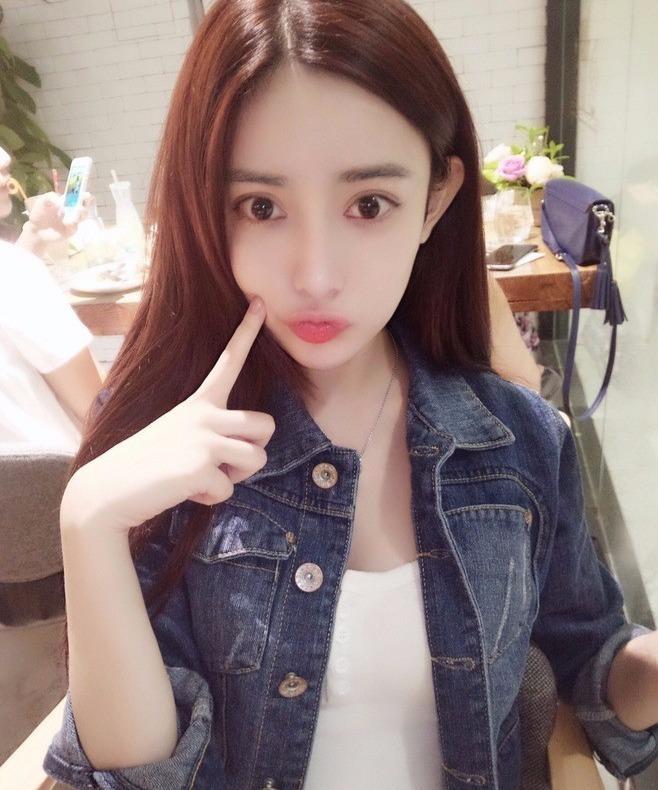 我在追一个女生, 女生也知道我在追她。但她从来没有主动找我聊天这是为什么?