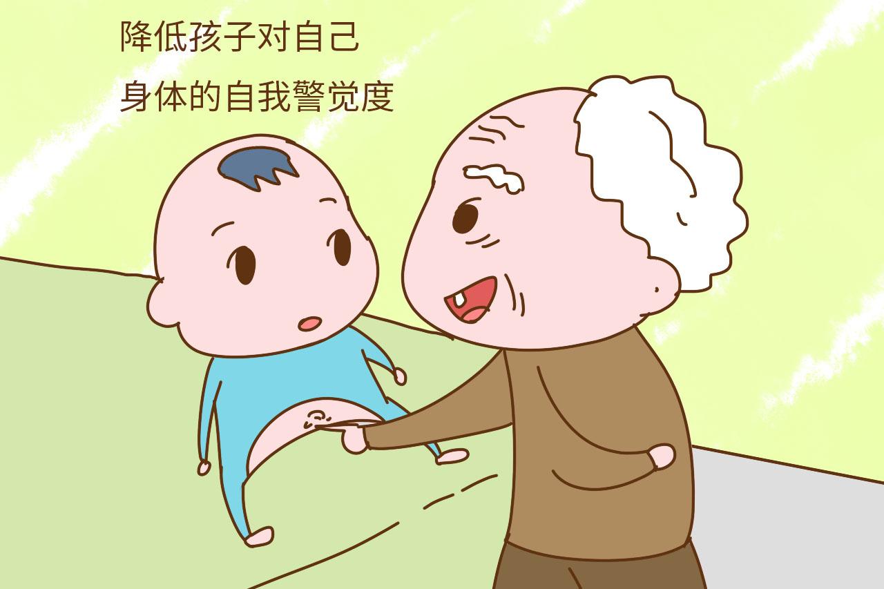 逗孩子的这个小动作, 藏着3个大隐患, 很多人还不在意
