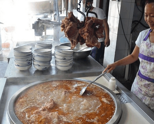 饸饹面有羊肉饸饹和牛肉饸饹,这一锅汤是用牛骨和牛肉熬出来的,在汤锅