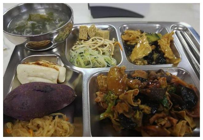 工厂食堂没想到做饭菜这么精致, 不要钱却顿顿这样吃