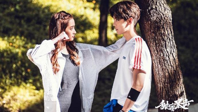 鹿晗关晓彤公布恋情: 爱你就要让全世界知道