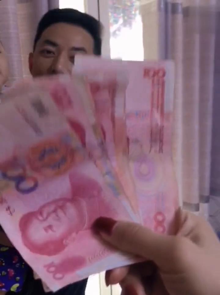 实拍: 老婆发零花钱老公很高兴, 可妻子的一句话, 吓
