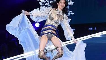 心疼, 维密奚梦瑶在自家门口走秀不慎摔倒, 曾说过摔倒就退休