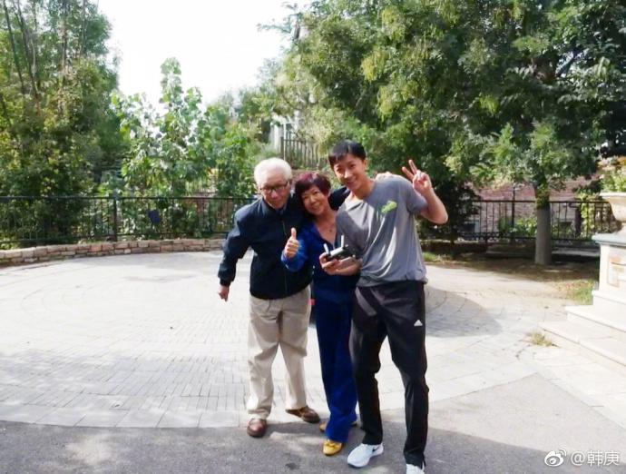 国庆中秋长假，所有明星都在工作或者度假！只有韩庚与众不同