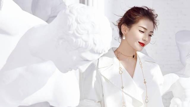 刘涛登开年封面与雕塑共舞 气场全开绽放真我