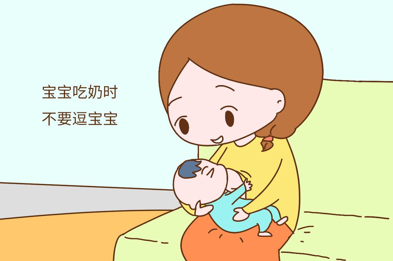 3,喂奶的时候跟宝宝说话,逗他玩儿