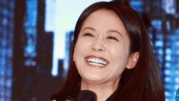 46岁俞飞鸿近照, 笑容自信有魔力, 网友: 整容脸可不敢这么笑