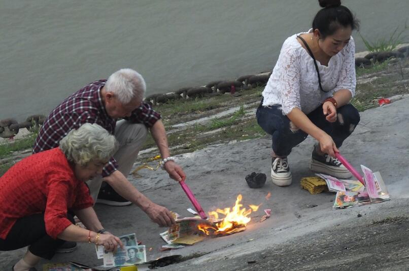 湖北宜昌: 鬼节祭祖, 市民焚香烧纸, 跪地叩拜礼仪多, 倍显虔诚!