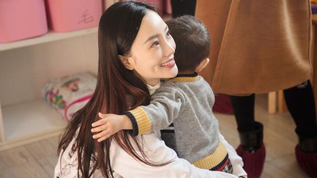 李小璐探盲童暖心陪伴“点亮心路公益行”一直在路上