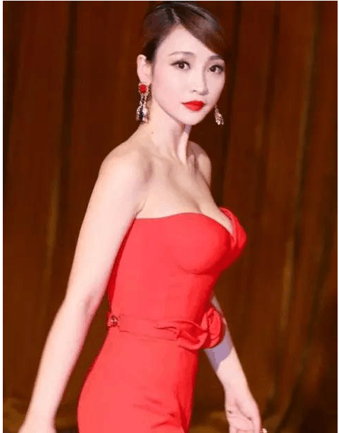 柳岩真女神, 一身连体裤华丽全场! 然而上厕所这个问题可怎么解决?
