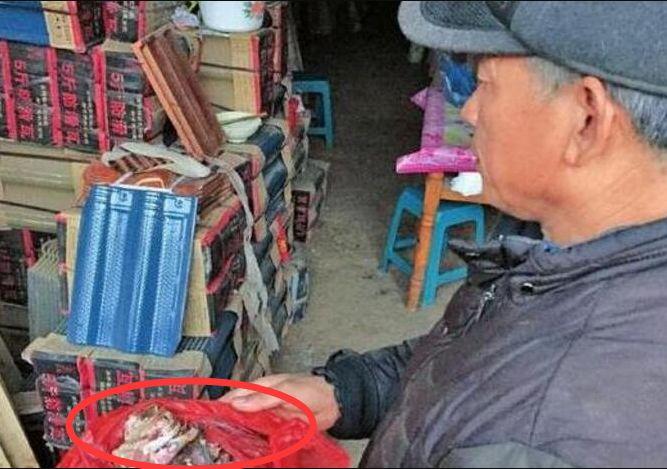 农村老汉把钱埋在地下, 觉得这样很安全, 但再挖出来后他却哭了