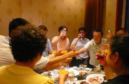 男子参加同学聚会, 结账时众人装醉, 男子结账走人, 众人愤怒了