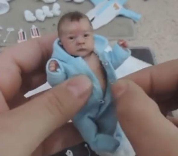 还没巴掌大的迷你宝宝, 第一次见这么小的宝宝, 就是穿衣服太费劲