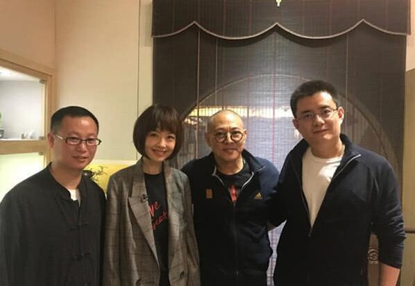 55岁李连杰为好友庆生, 亲哥李连胜罕见亮相, 兄弟俩长得太像了