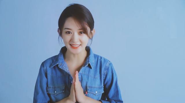 31岁赵丽颖休息期深夜出门遛弯, 保温杯不离手活成退休老人