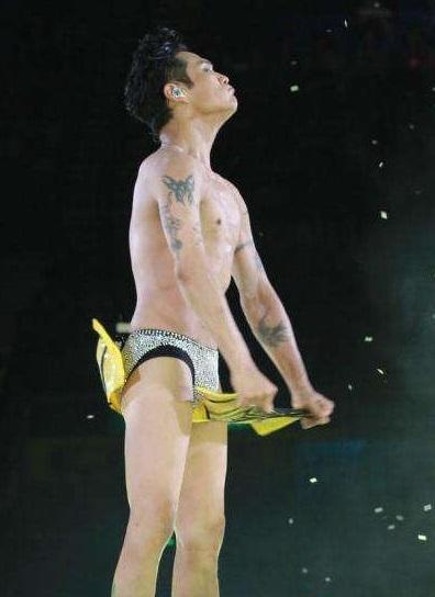 只穿内裤跳舞的骚气舞王, 曾因招妓传闻消失多年, 今娶小24岁娇妻