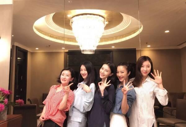 高圆圆终于出现了, 朋友的留言似乎透露出什么秘密?
