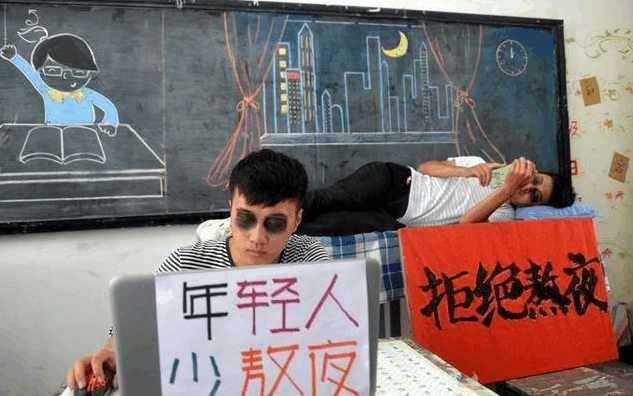 28岁女孩熬夜玩手机, 突发晕倒, 医生告诫: 这三个坏毛病一定要改