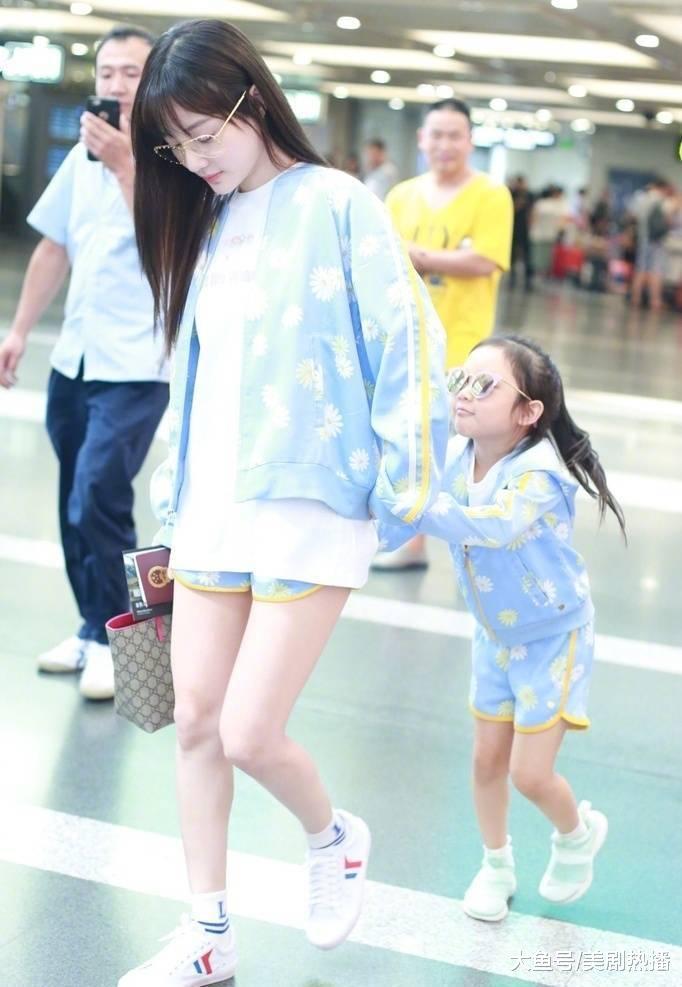 李小璐和甜馨穿亲子装亮相机场, 网友: 去哪都带娃, 改良母路线?