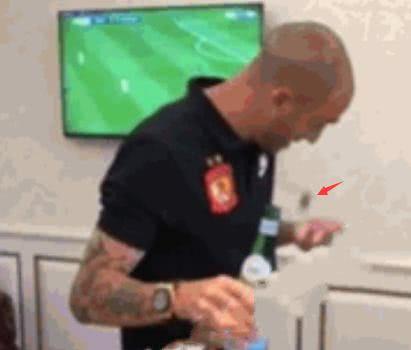 小伙尝试用眼皮开啤酒, 身旁朋友不敢看, 结果却让人感到意外