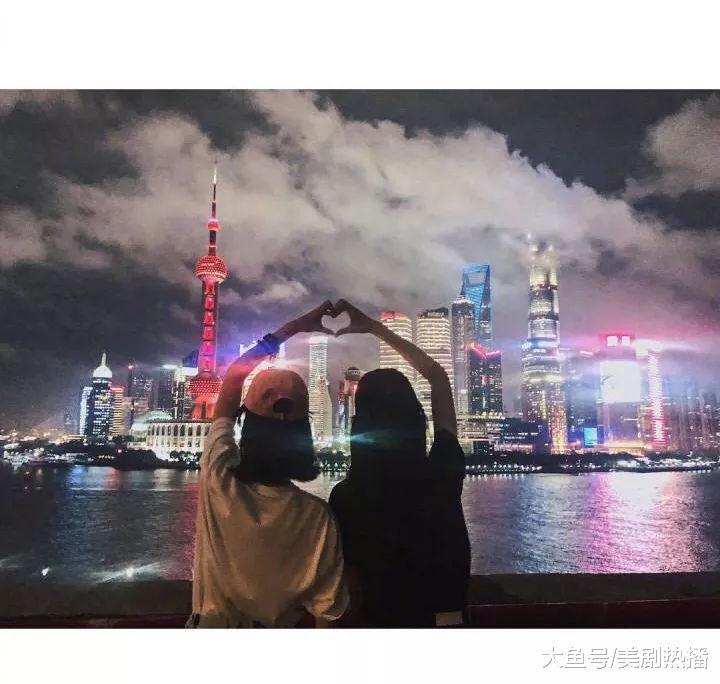 唐嫣和闺蜜夜游黄浦江, 卖萌嘟嘴超可爱! 网友: 长得好看的都扎堆