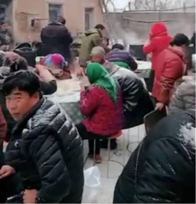 农村酒席遇上大雪天, 美女的吃相也是拼了!